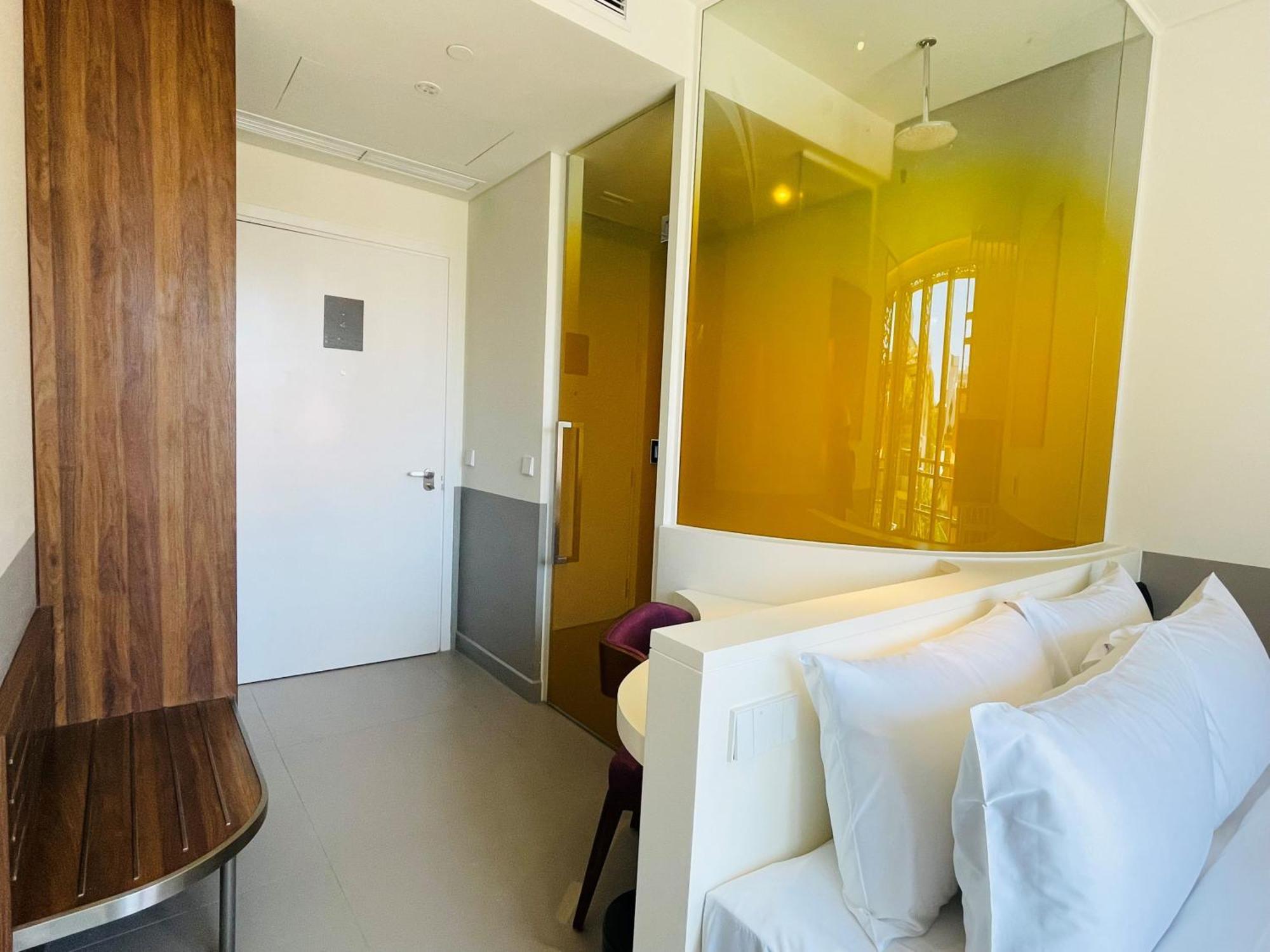 Wink Icon Hotel Danang Riverside - Luxury Suites - 24Hrs Stay & Rooftop Pool Bar Pokoj fotografie